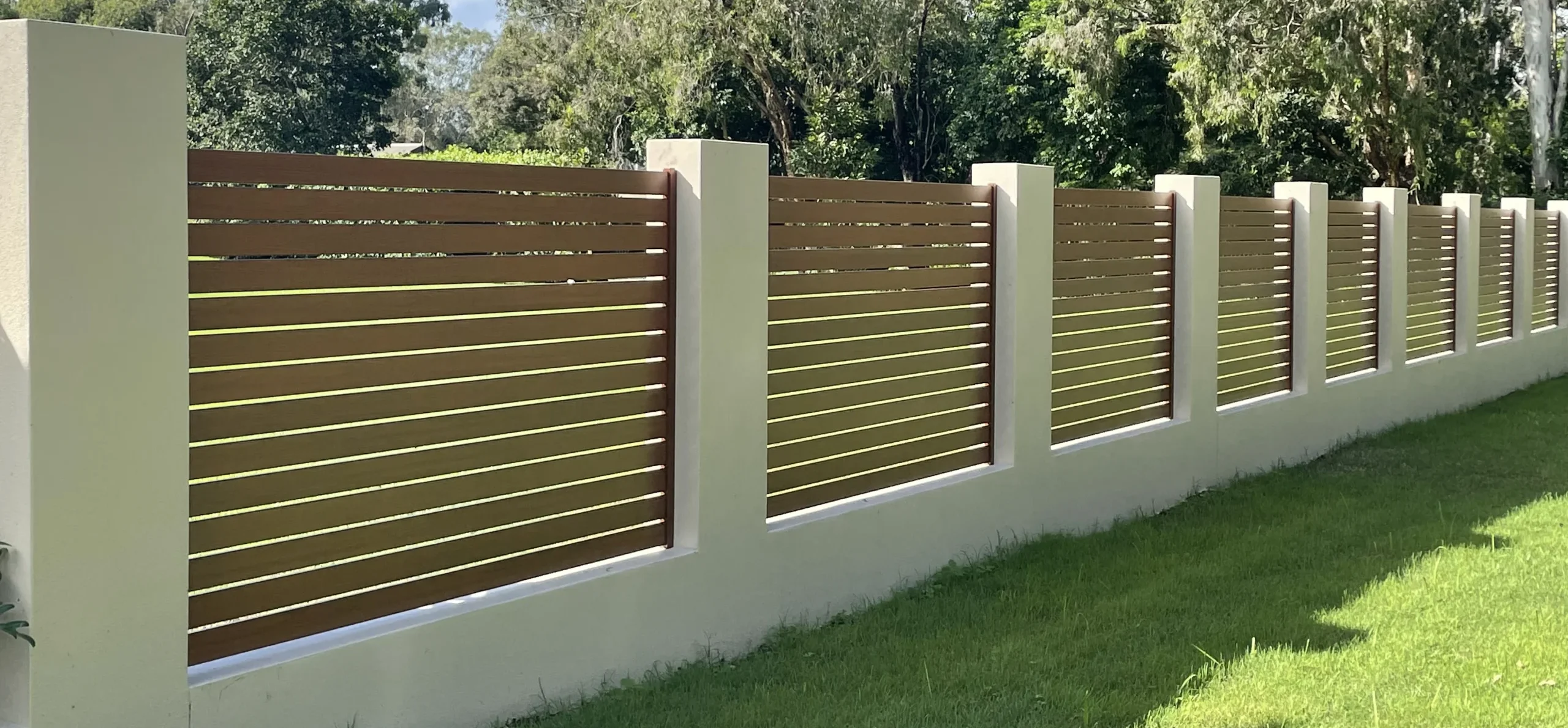 Slat-Fencing-75mm-09mm-Spacing-Ironbark2-scaled-e1681786090652